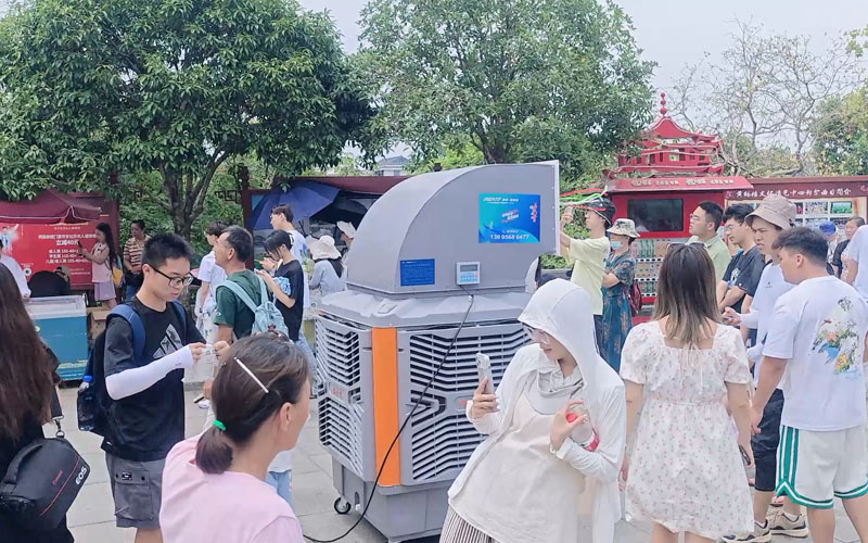 瑞泰風的移動冷風機坐標在湖北武漢黃鶴樓，為游客通風降溫消暑案例