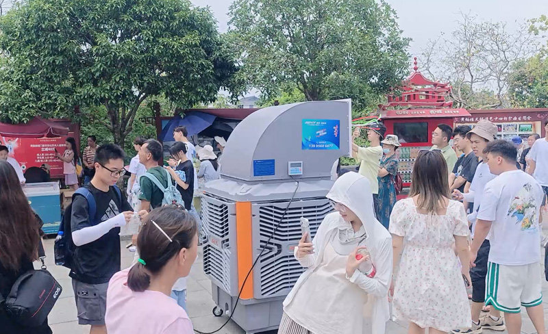 瑞泰風的移動冷風機坐標在湖北武漢黃鶴樓，為游客通風降溫消暑案例